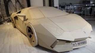 Lamborghini Aventador z kartónu (1:1 model)