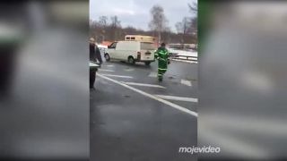 Moje auto neodtiahnete! (Rusko)