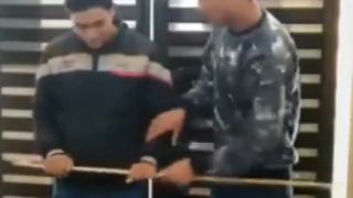 Chlapec dostal s palicou po tvari