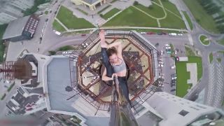 Trocha poledancu a  adrenalínu na streche nikdy nezaškodí