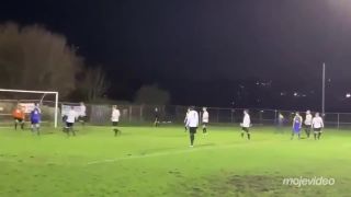 Ak tú penaltu chcel kopnúť takto, tak je to génius