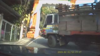 Nákladné auto to vzdalo v prudkom kopci (Thajsko)