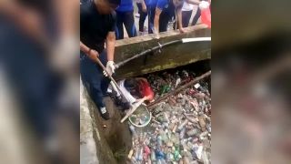 Plastová rieka v Indonézii