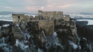 Lietavský Hrad - Kontrast medzi Letom a Zimou