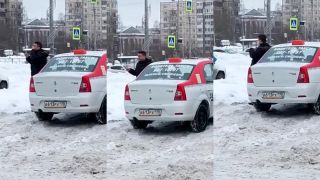 Nafetovany rusky taxikár
