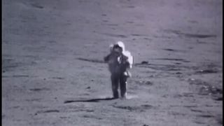 Padajúci astronauti na povrchu mesiaca