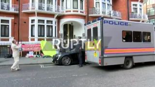 Assanga nasilne odvliekli z ambasády (UK)