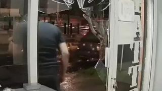 Muž udrie hlavu do skla.mp4