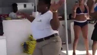 Zena ma na hlave pohare a tancuje.mp4