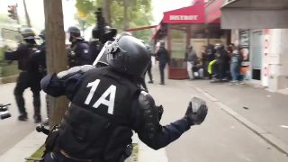 Policajt na 1. mája hodil do davu kus dlažby (Paríž)