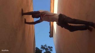 Chlapec sa zahral na spidermana