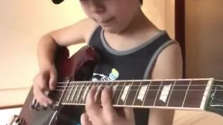 Má len 8 rokov, ale keď mu dáte gitaru...