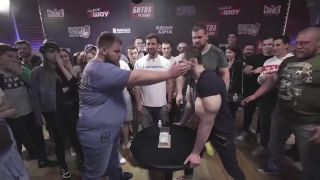 Syntholko vs ruský fackovací šampión