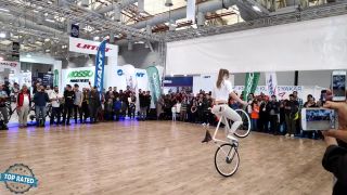 Profesionálna freestylová cyklistka Viola Brand v akcii