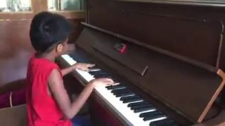 Mladý Ind hrá na klavíri ako boh