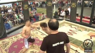 Kazach impozantne vypol Mongola v MMA klietke