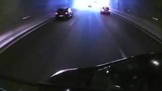 Vodič kamiónu pred sebou tlačil v tuneli osobné auto