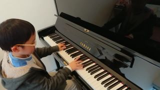 Jonah Ho (7) hrá na klavíri ako virtuóz