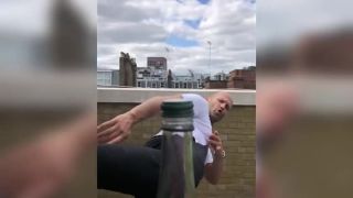 Jason Statham je proste frajer dokáže to aj opačne!
