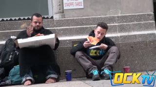 Dáš mi prosím kúsok jedla?