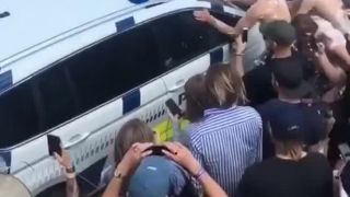 Dánski policajti zasahujú na festivale