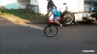 Frigove deti sa učia bicyklovať