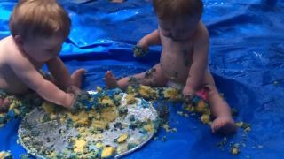 Dvojičky dostali na narodeniny tortu na igelite