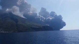 Pohľad z lode na erupciu sopky Stromboli (Taliansko)