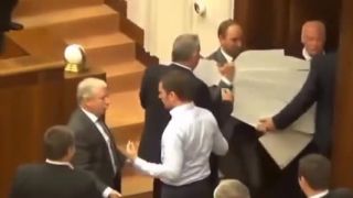 Slovensky poslanci ukradli majetok Matovičovi