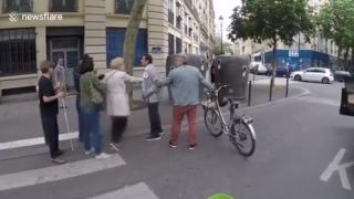 Debil v Audi A7 v centre Paríža