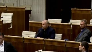 Mazurek reaguje na Uhríka; vyslanie vojakov k Rusku (46. sch.)