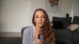 Slečna predvádza menšie velikosti plaviek