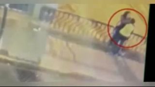 Bozk smrti na videu: Milenci spadli vo vášnivom objatí z mosta