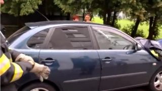 Chlapčeka. Zamkol sa v aute, von sa už dostať nevedel
