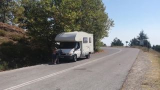 Malé deti tlačili 3,2 tony do kopca (Grécko)