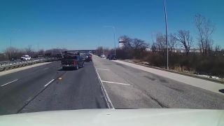 Vozidlo s nákladom nezvládlo zákrutu (Chicago)