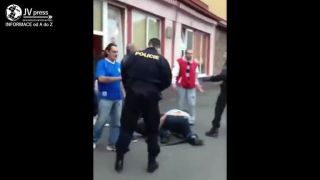 Kontrola pivnice sa zvrhla v bitku Rómov s políciou (Česko)