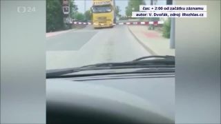 V Prahe sa zrazil vlak s kamiónom.
