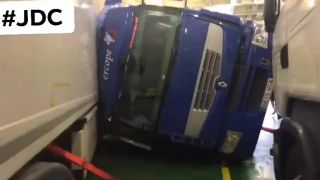 Vlny prevrátili kamióny v lodi (Španielsko)