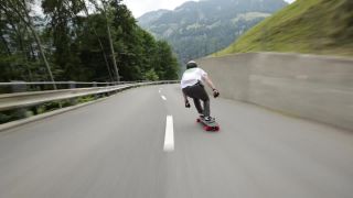 Impresívny zjazd na longboarde vo Švajčiarsku (100 km/h)