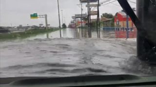 Vojenský Hummer nejaká povodeň nezastaví (Texas)