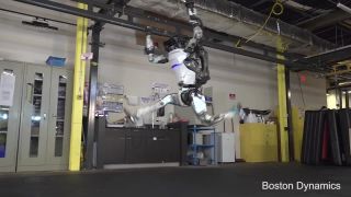 Robot od Boston Dynamics už dokáže robiť rôzne akrobatické kúsky