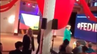 Angela Merkelová je prerušená mužom, ktorý na ňu volá