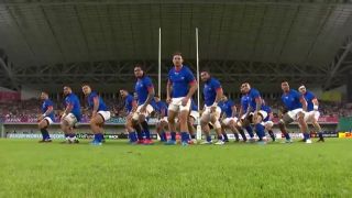 Siva Tau /Haka/ podaný reprezantou Samoi v ragby word cup 19