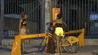 Dievčatá sa snažia ukradnúť bicykel Rio de Janeiro
