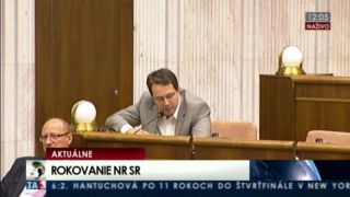 Alojz Hlina zozadu napadol poslanca !