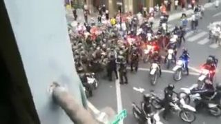Ekvádorská armáda bráni protestujúcich pred políciou