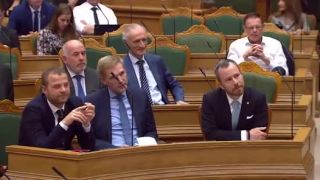 Dánska premiérka rozosmiala parlament, kúpila slony a ťavu