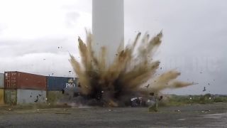 Demolácia odstavenej 177 metrov vysokej veternej turbíny