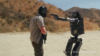 Bosstown Dynamics - výcvik robota so strelnými zbraňami